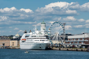 Helsinki, Altstadtblick vom Hafen, Dom, Kreuzfahrtschiff und Riesenrad Helsinki, Altstadtblick vom Hafen, Dom, Kreuzfahrtschiff und Riesenrad